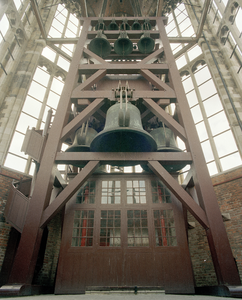 822523 Afbeelding van de klokkenstoel met het carillon in de Domtoren (Domplein) te Utrecht.